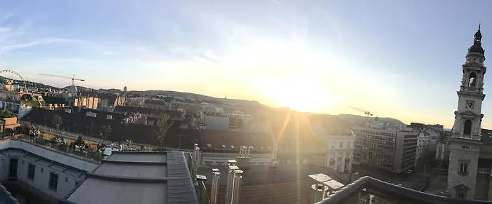 Feel Different * Budapesta